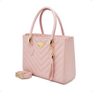 Bolsa Couro Sintético Vegas Forrada com Detalhes e Alça